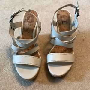 Guess white wedges